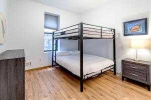 מיטה או מיטות קומותיים בחדר ב-2 Suites 2 Floors in Downtown Chicago