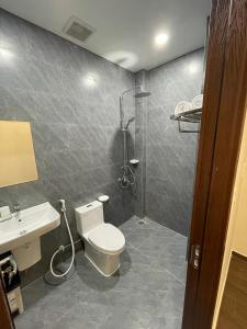 y baño con aseo y lavamanos. en Rio Guest House - Phú Quốc en Phu Quoc