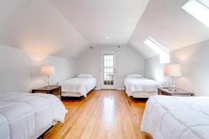 Un pat sau paturi într-o cameră la Stunning 2 Floor Penthouse Downtown