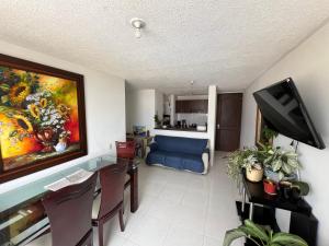 a living room with a dining table and a tv at Habitación en Conjunto Residencial Callejuelas, Piedecuesta in Piedecuesta