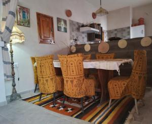 a dining room with a table and chairs at Djerba rêve vacances Zohra in Midoun
