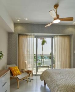 a bedroom with a bed and a view of the ocean at Juan Dolió Service Vip in Santo Domingo