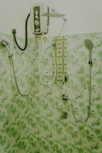 ein Bad mit einer Dusche in der Unterkunft Lihini Villa ii in Matara