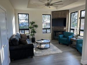 ein Wohnzimmer mit einem Sofa und einem Tisch in der Unterkunft Two bedroom with river access in Redding