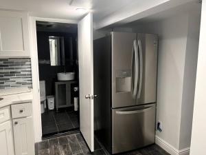 WoodhavenにあるModern & cozy basement apartment near JFK airportのキッチン(ステンレス製の冷蔵庫付)