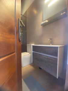 y baño con lavabo, bañera y ducha. en Lion Gate Hotel Sigiriya, en Sigiriya