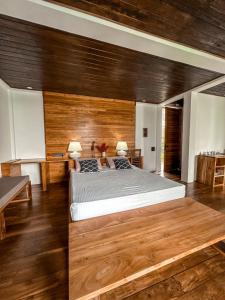 1 dormitorio grande con 1 cama grande y suelo de madera en Giri Villa, en Tangalle