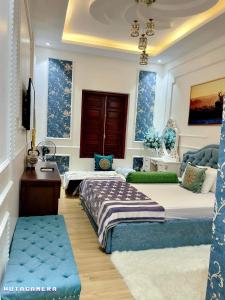 um quarto com duas camas e uma televisão em Luxury Hotel T&L em Cẩm Phả