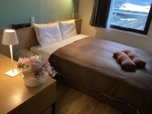 水戸市にあるホテル　シーズンのベッドルーム1室(枕2つ付)