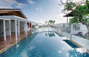 una piscina infinita en el medio de una casa en Kuta Beach Hotel, en Kuta