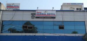 um edifício com duas placas em cima em OYO Flagship Karnal Royal em Karnal
