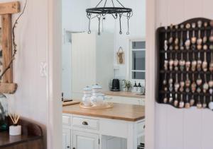 テンターフィールドにあるSunday at Mirumiru with Views, Space and Serenityの白いキャビネットとシャンデリア付きのキッチン