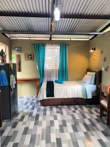 卡維塔的住宿－Villalu.，一间卧室配有一张床,铺有一个 ⁇ 板地板