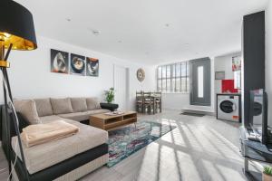un soggiorno con divano e tavolo di Smart 1 Bedroom Apartment in Central Woking a Woking