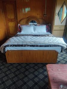 เตียงในห้องที่ Roseland Cottage , Gulmarg