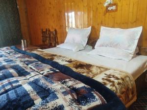 เตียงในห้องที่ Roseland Cottage , Gulmarg