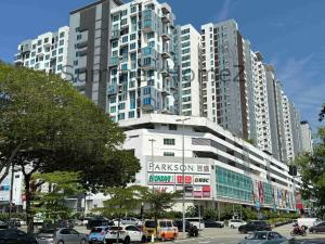 a large building with cars parked in front of it at 3BR 5-6Pax Zetapark Setapak Central, Lake View in Kuala Lumpur