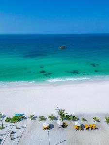 una vista aérea de una playa con sillas y sombrillas en Long Beach Resort Koh Rong en Koh Rong Island