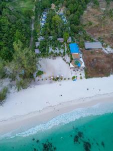 uma vista aérea de uma praia com um resort em Long Beach Resort Koh Rong em Koh Rong Island