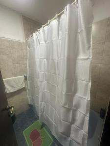 uma cortina de chuveiro branca na casa de banho em Hostel San Vicente em Salta
