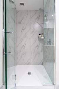 eine Dusche mit einer Glastür und einer Badewanne in der Unterkunft Style meets comfort 2 Bed CHCH CBD in Christchurch