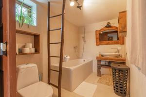 bagno con servizi igienici e lavandino di Goricko Natural Chalets - Happy Rentals a Križevci