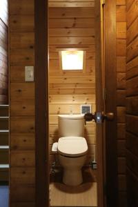 łazienka z toaletą w drewnianej ścianie w obiekcie Renesto aHOLIDAYHOME - Vacation STAY 27984v w mieście Kobe