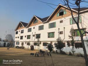 un gran edificio blanco con muchas ventanas en Hotel Taj Residency Srinagar, en Srinagar