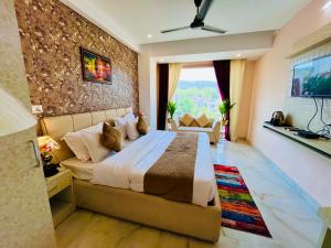 een slaapkamer met een groot bed in een kamer bij The Tirath Palace Luxury Hotel In Haridwar in Haridwār