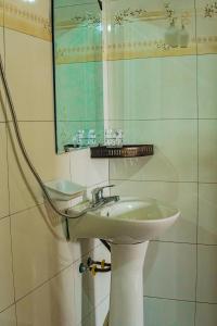 a bathroom with a sink and a mirror at A Dế Homestay Sơn Tra in Phong Thổ