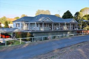 ein großes Haus am Straßenrand in der Unterkunft River Front on Hennessy in Tocumwal