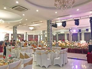 Diễn ChâuにあるSen Vàngの白いテーブルと白い椅子が備わる宴会場