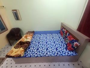 Giường trong phòng chung tại Hotel O Home Tulsi Satsang Bhawan Homestay
