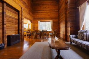 un soggiorno con divano e tavolo di Renesto aHOLIDAYHOME - Vacation STAY 27980v a Kobe