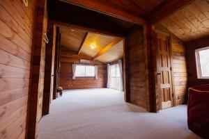Renesto aHOLIDAYHOME - Vacation STAY 27980v في كوبه: غرفة فارغة بجدران خشبية وابواب في كابينة