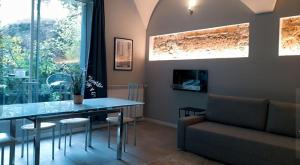 een woonkamer met een tafel en stoelen en een bank bij Molino nuovo in Maslianico