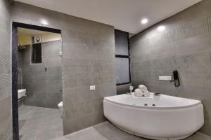 Koupelna v ubytování Comfort Inn Sapphire Chandkheda, Ahmedabad