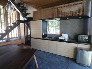 淡路市にあるAwaji - Cottage - Vacation STAY 25097vのキッチン(シンク、カウンタートップ付)