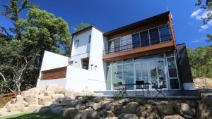 淡路市にあるAwaji - Cottage - Vacation STAY 25097vの石壁の大白い家