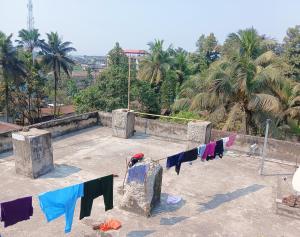 Un mucchio di vestiti appesi ad una linea di vestiti di Serendipia a Dimāpur