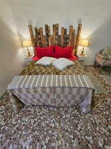 una camera da letto con un grande letto con cuscini rossi di Ceglie Antica a Ceglie Messapica