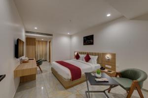 TV a/nebo společenská místnost v ubytování Comfort Inn Sapphire Chandkheda, Ahmedabad