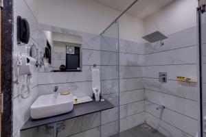 Koupelna v ubytování Comfort Inn Sapphire Chandkheda, Ahmedabad