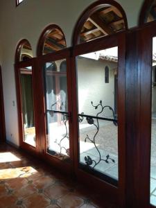 an open glass door with a view of a courtyard at casa-patriana in San Ramón