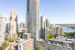 una vista aérea de una ciudad con edificios altos en Vancouver Downtown Yaletown Collection Condo, en Vancouver