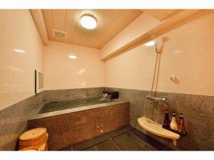 W łazience znajduje się prysznic, toaleta i umywalka. w obiekcie Resort Yufuin - Grandpia Resort YUFUIN - - Vacation STAY 73396v w mieście Yufu