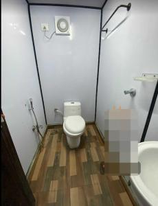 La petite salle de bains est pourvue de toilettes et d'un lavabo. dans l'établissement Seascape Villa, à Hyderabad