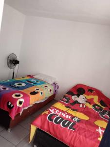 2 Betten nebeneinander in einem Zimmer in der Unterkunft Amplia casa habitación in Salamanca