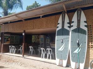 安達的住宿－Anda Home at Cabagnow Cave Pool，两个冲浪板在大楼的一侧