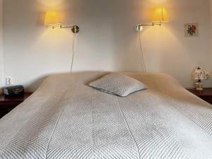Postel nebo postele na pokoji v ubytování Holiday home Vollsjö